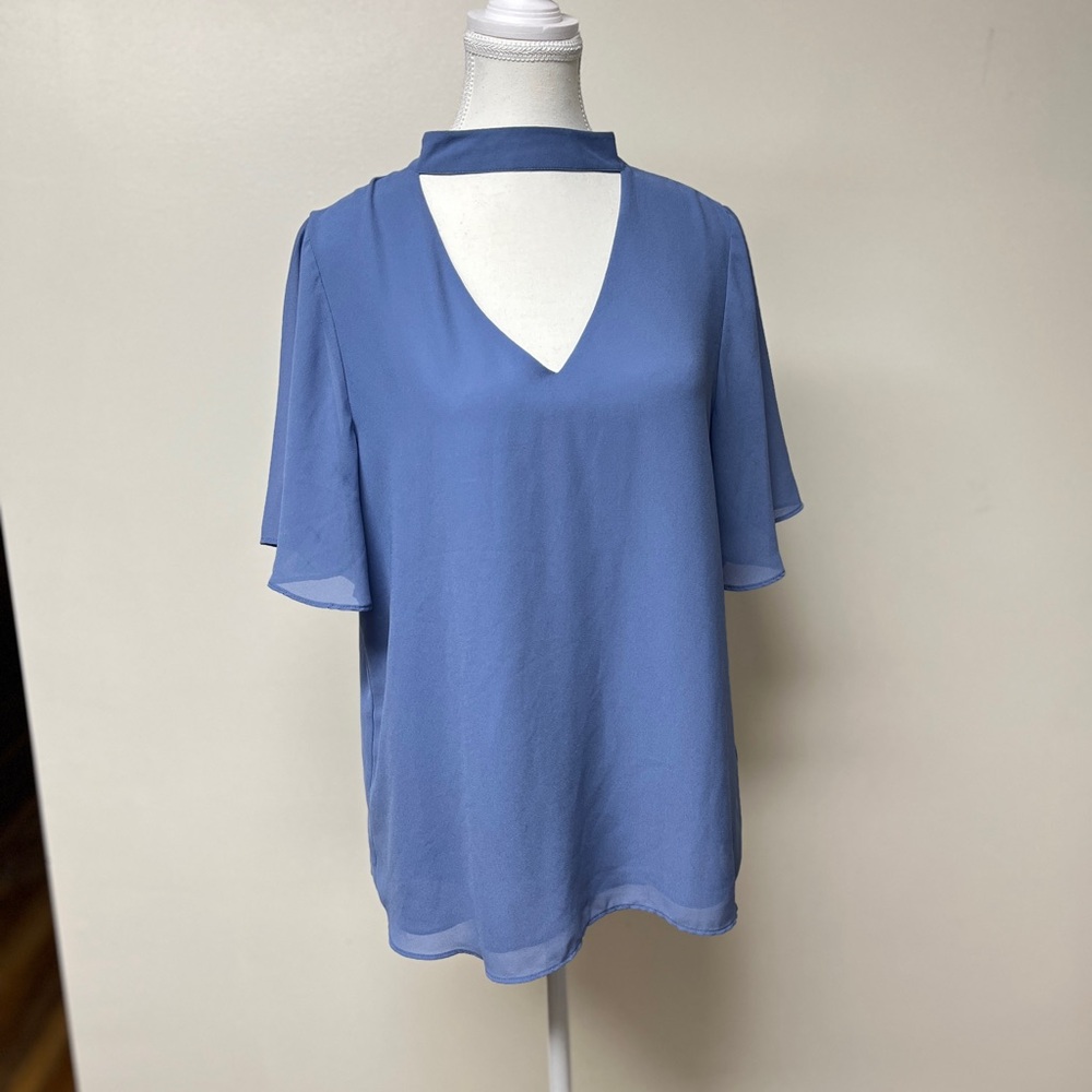 Blouse Blue EUC back Keyhole Neckline 100% Poly P2P 19.5”, lined, 6” front “V”